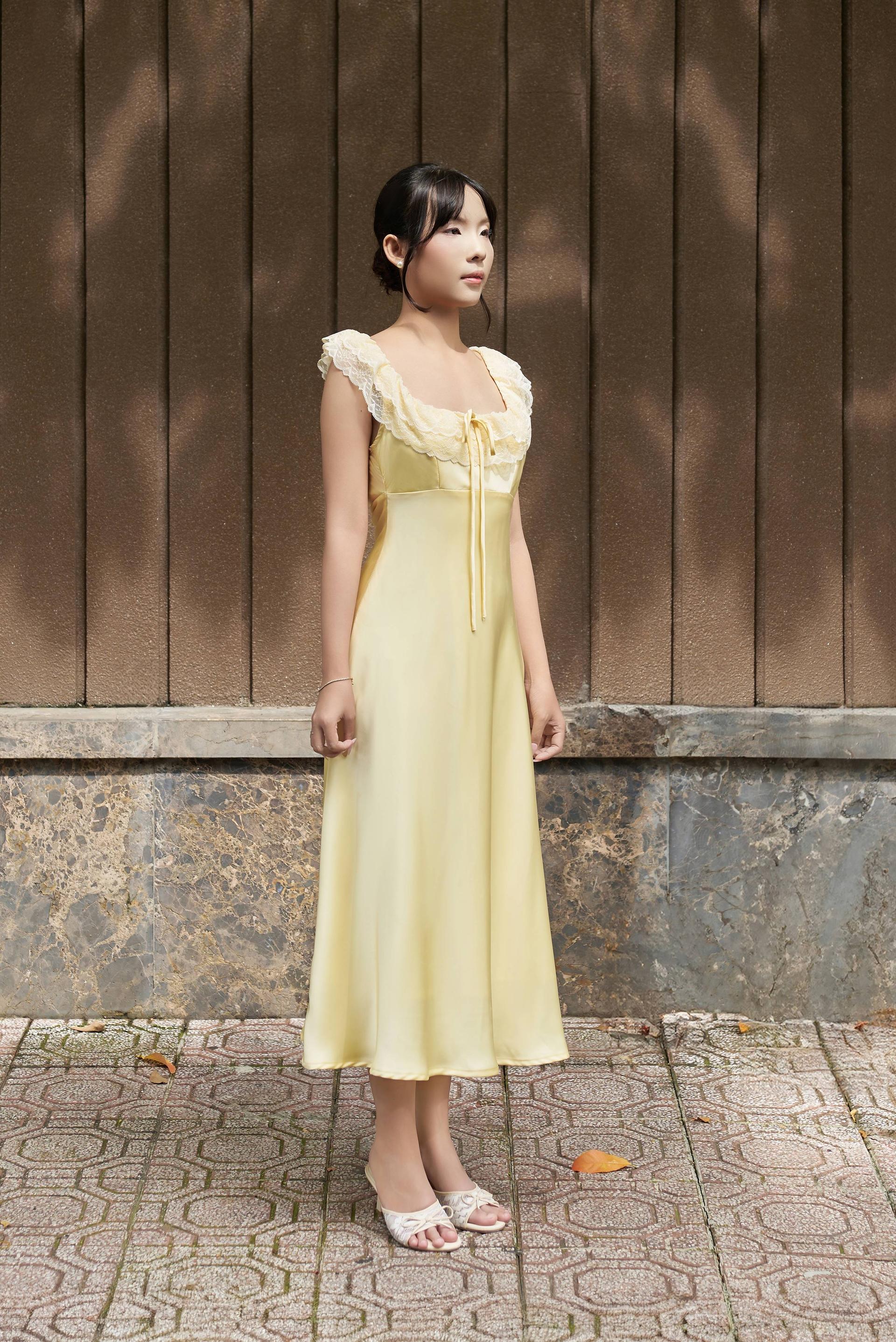 Belle – Đầm slip maxi lụa vàng cổ bèo ren, canh vải xéo view 2