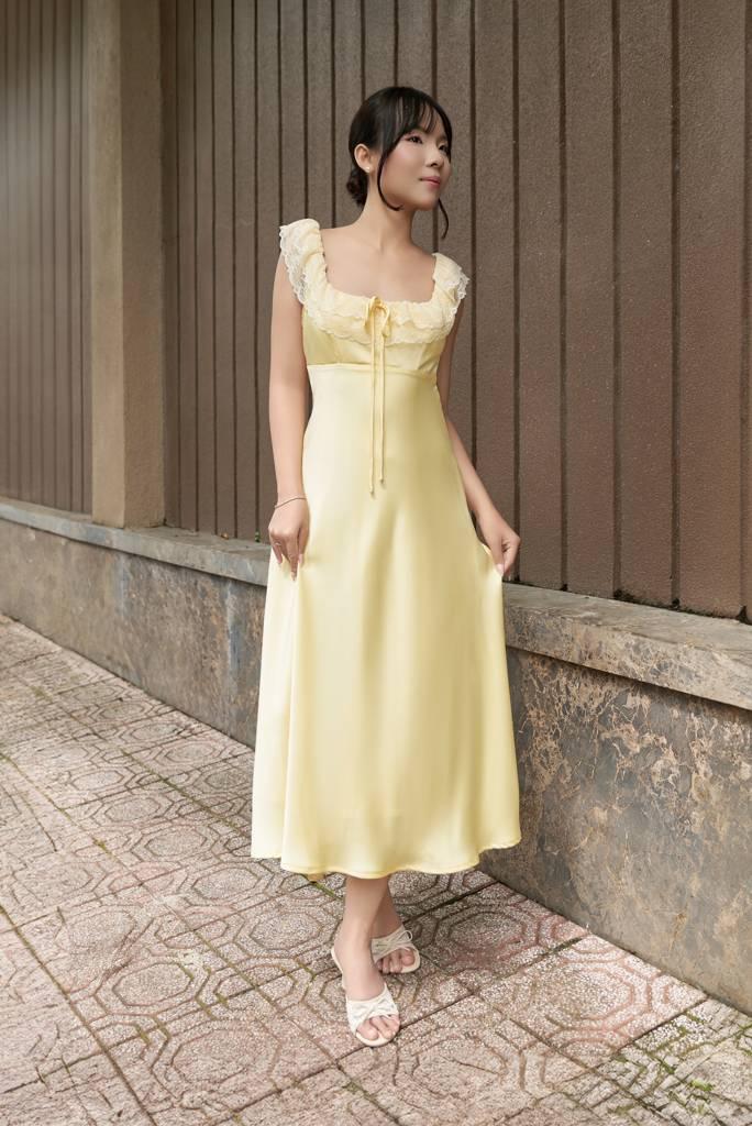 Belle – Đầm slip maxi lụa vàng cổ bèo ren, canh vải xéo
