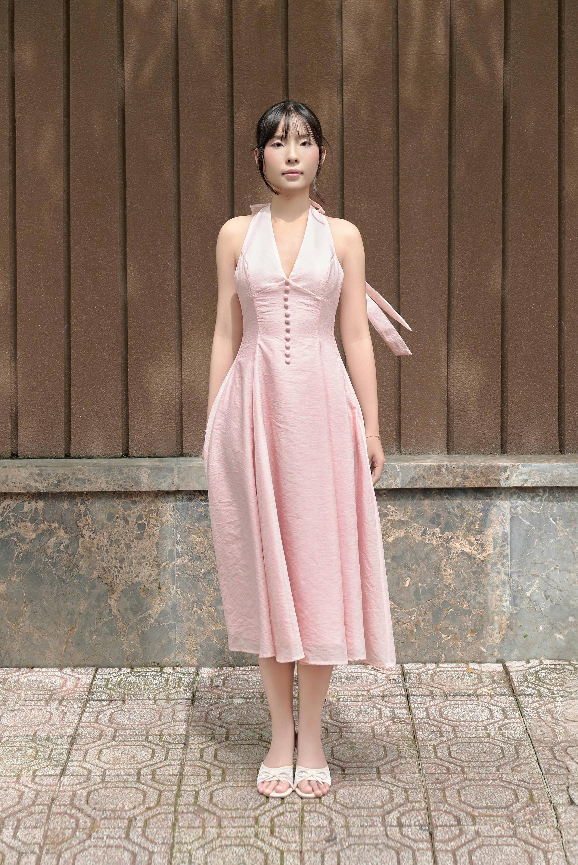 Charlotte – Đầm maxi cổ yếm hồng phấn, voan tơ phủ lụa