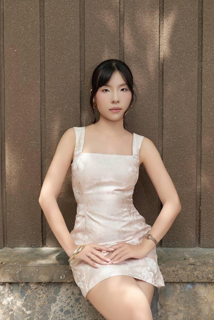 Ivy – Đầm mini hồng nude gấm cổ vuông, hở lưng thắt nơ