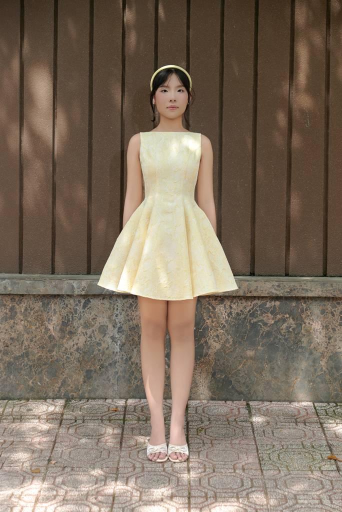 Blair – Đầm mini xòe vàng gấm cổ thuyền cao, lưng thắt nơ