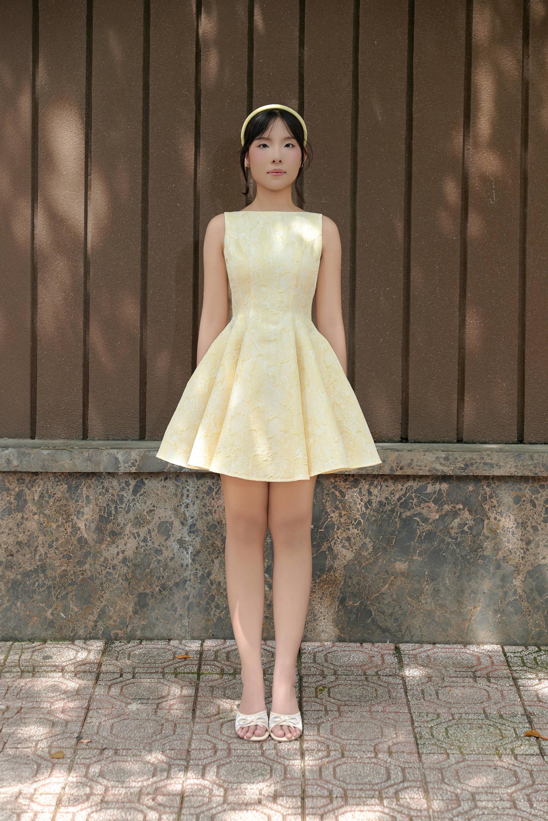 Blair – Đầm mini xòe vàng gấm cổ thuyền cao, lưng thắt nơ