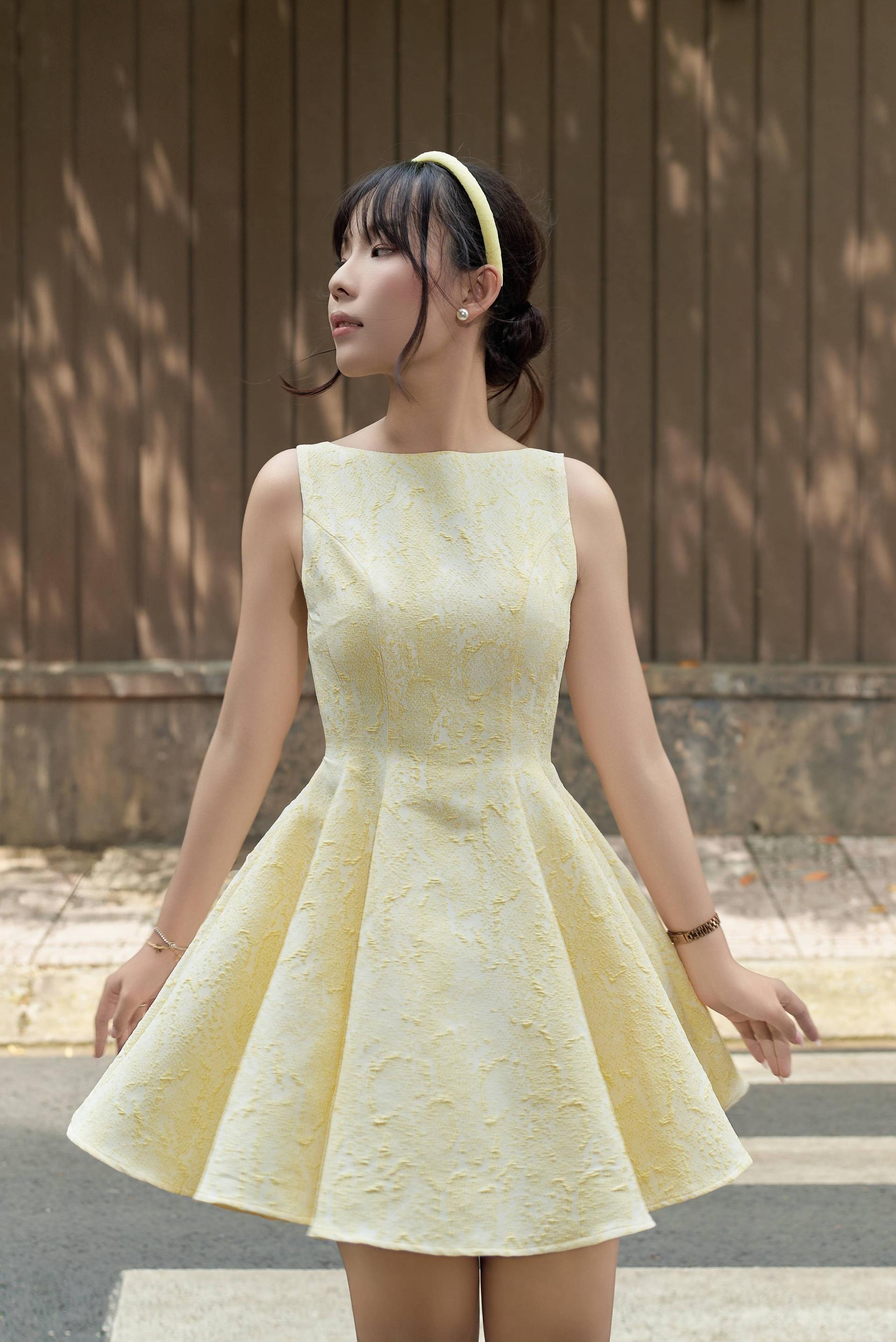 Blair – Đầm mini xòe vàng gấm cổ thuyền cao, lưng thắt nơ view 2